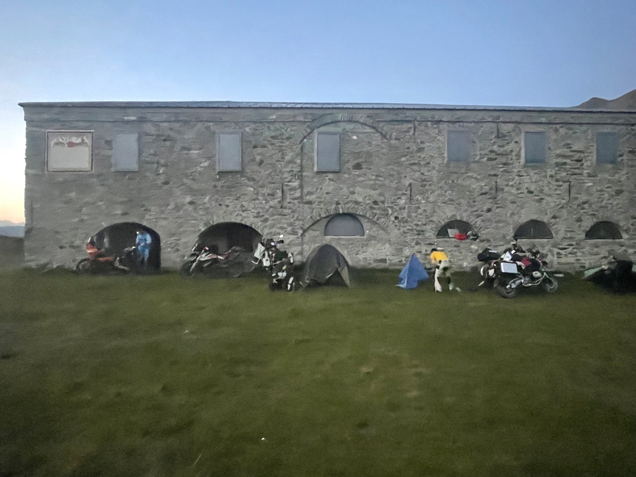 5-Tage Westalpen Adventure – Von der Schweiz zum Sommeiller & zurück (Biwak & Offroad)