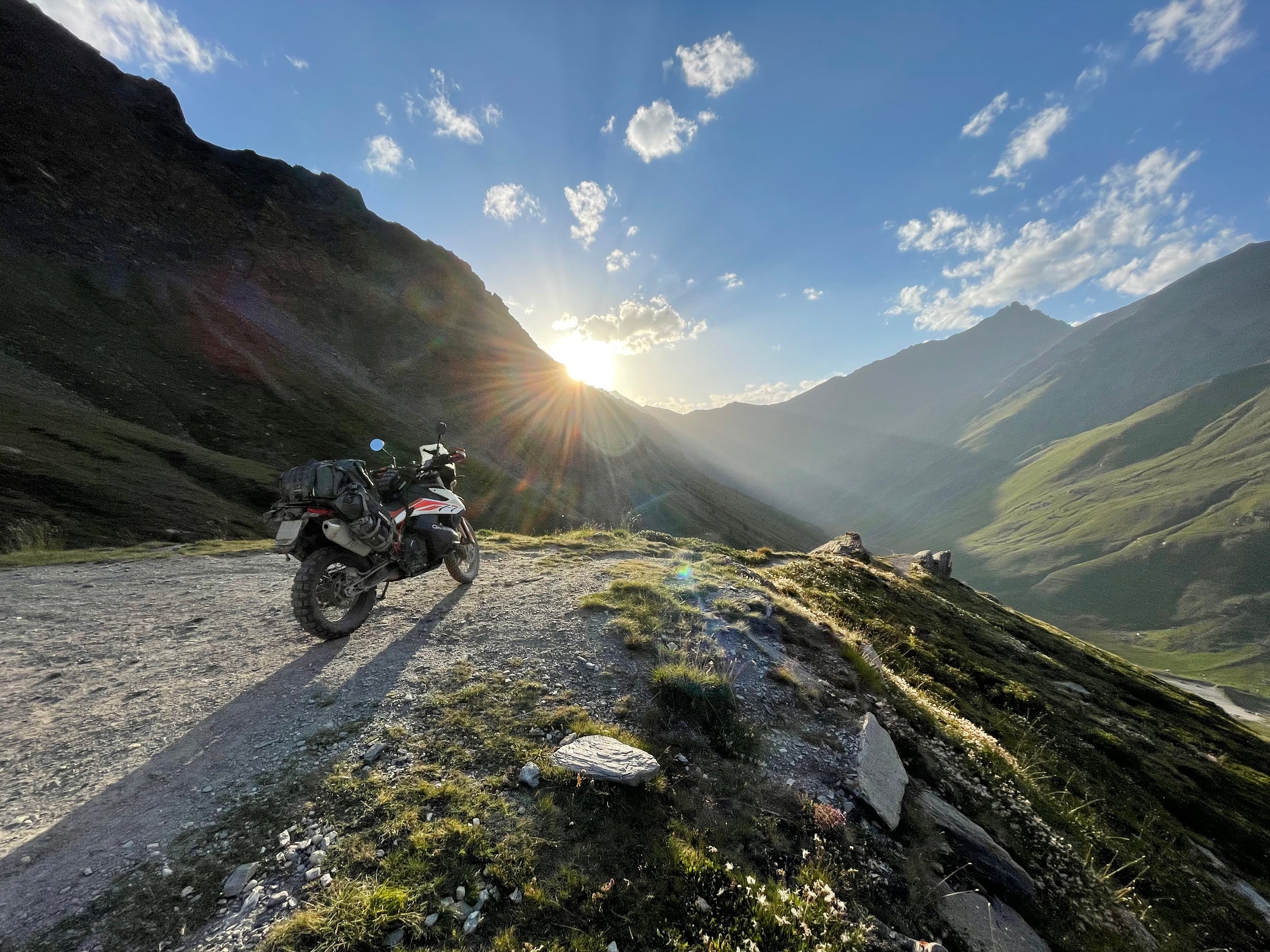 5-Tage Westalpen Adventure – Von der Schweiz zum Sommeiller & zurück (Biwak & Offroad)